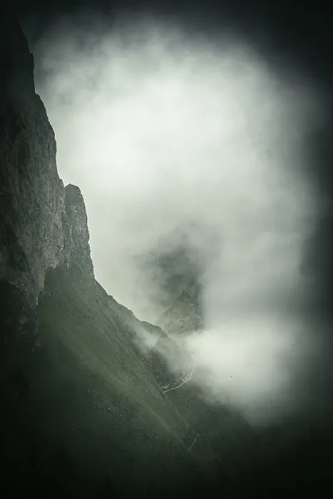 Impresión enmarcada : Cumbre de arista con nubes dramáticas. Impresión enmarcada : Cumbre de arista con nubes dramáticas.