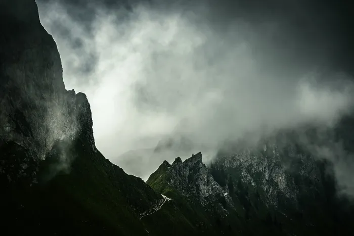 Impresión enmarcada : Cumbre de arista con nubes dramáticas. Impresión enmarcada : Cumbre de arista con nubes dramáticas.
