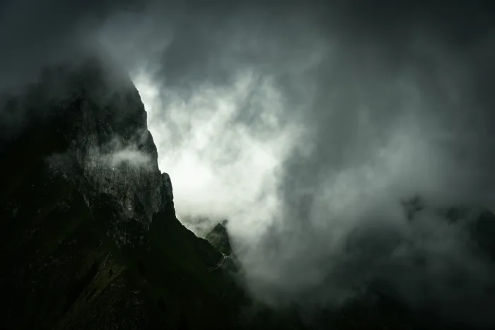 Impresión enmarcada : Cima de la cresta con nubes dramáticas.