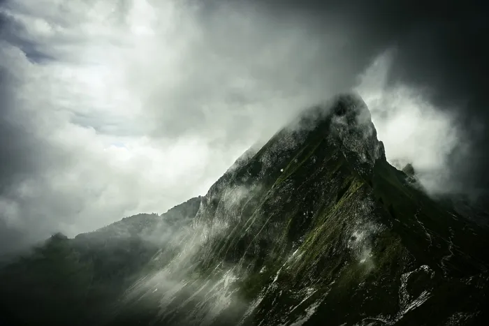 Impresión enmarcada : Cumbre de arista con nubes dramáticas. Impresión enmarcada : Cumbre de arista con nubes dramáticas.