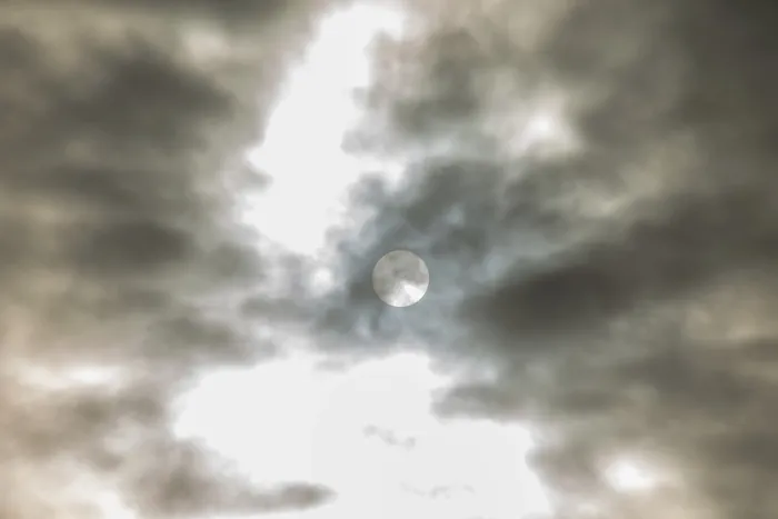 Impresión enmarcada : Sol detrás de nubes oscuras. Impresión enmarcada : Sol detrás de nubes oscuras.