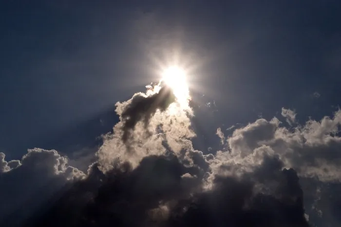 Impresión enmarcada : El sol detrás de nubes oscuras. Impresión enmarcada : El sol detrás de nubes oscuras.