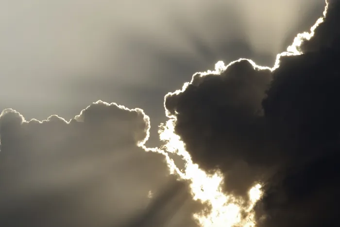 Impresión enmarcada : Sol detrás de nubes tormentosas.