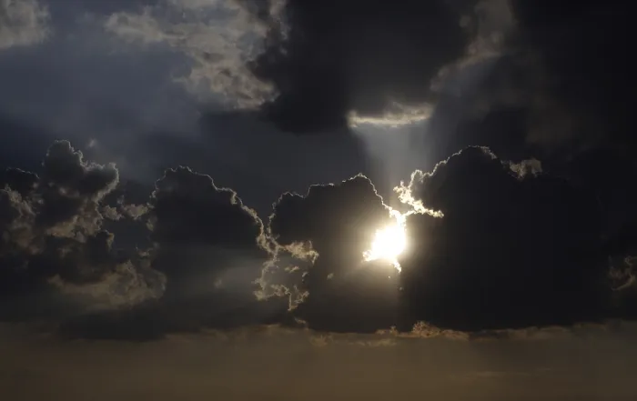 Impresión enmarcada : Sol detrás de nubes tormentosas.