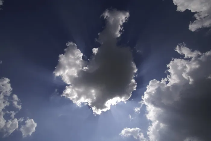 Impresión enmarcada : Sol detrás de nubes blancas. Impresión enmarcada : Sol detrás de nubes blancas.