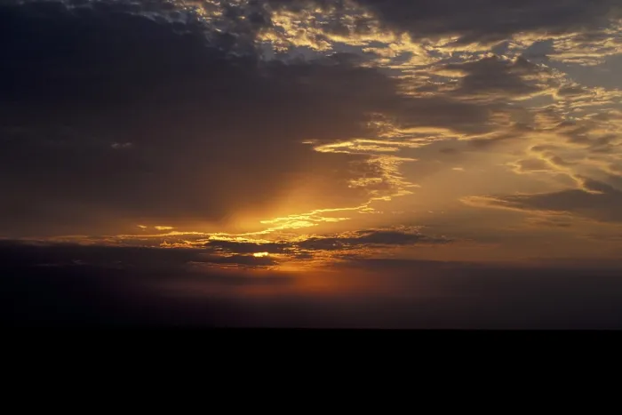 Impresión enmarcada : Puesta de sol con nubes. Impresión enmarcada : Puesta de sol con nubes.