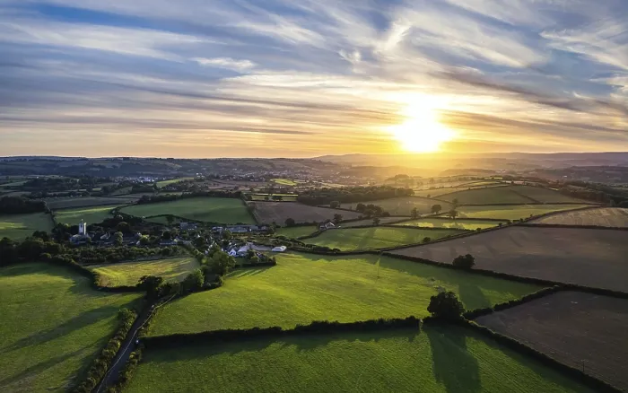Impresión enmarcada : Puesta de sol sobre Devon Fields desde un dron. Impresión enmarcada : Puesta de sol sobre Devon Fields desde un dron.