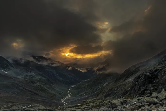 Impresión enmarcada : Puesta de sol con nubes dramáticas sobre Windbachtal.