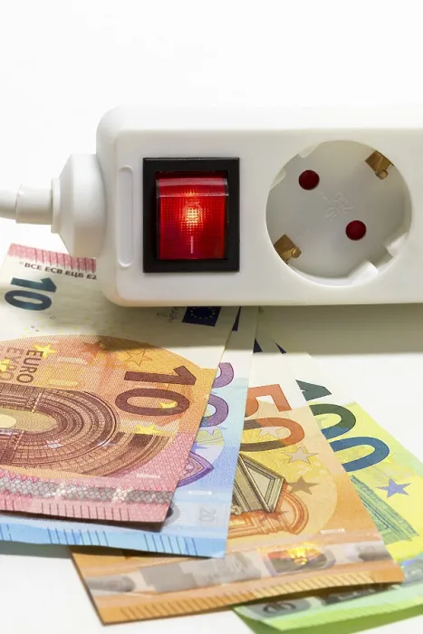 Impresión enmarcada : Toma de corriente con enchufe intercambiable, billetes de banco euro. Impresión enmarcada : Toma de corriente con enchufe intercambiable, billetes de banco euro.