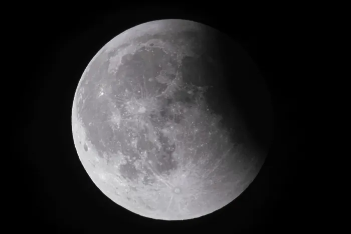 Impresión enmarcada : Después de un eclipse lunar total.