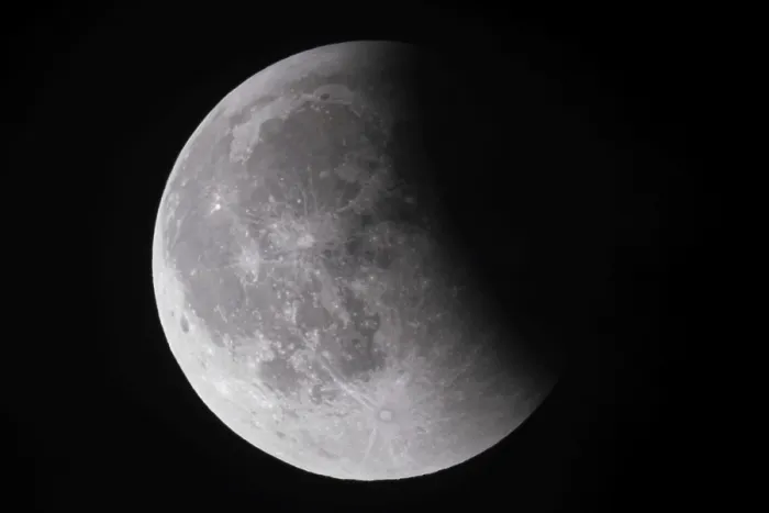 Impresión enmarcada : Después de un eclipse lunar total.