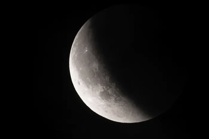 Impresión enmarcada : Después de un eclipse lunar total. Impresión enmarcada : Después de un eclipse lunar total.