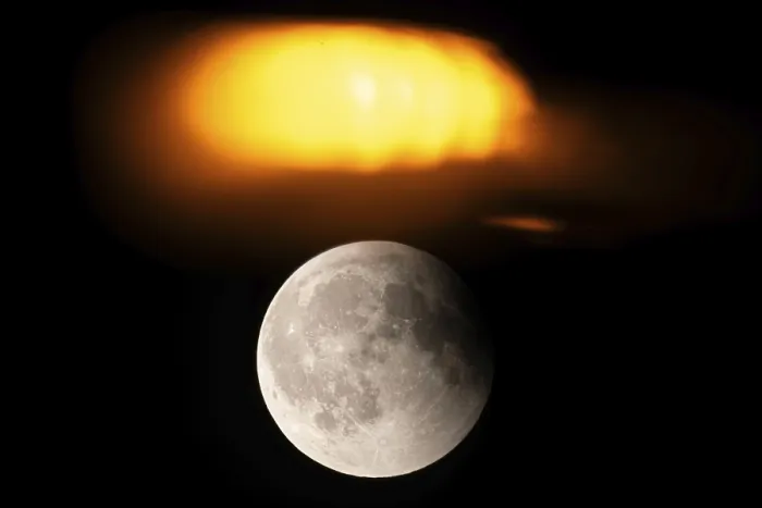 Impresión enmarcada : Después de un eclipse lunar total. Impresión enmarcada : Después de un eclipse lunar total.