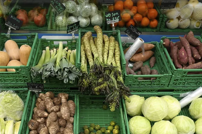 Impresión enmarcada : Cajas de verduras, repollo chino. Impresión enmarcada : Cajas de verduras, repollo chino.