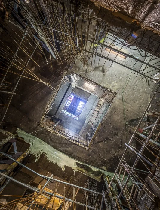 Impresión enmarcada : Vista de un edificio en construcción. Impresión enmarcada : Vista de un edificio en construcción.