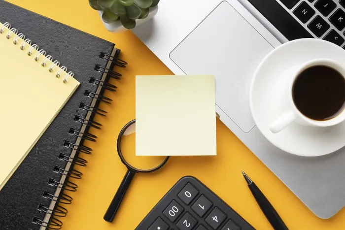 Impresión enmarcada : Composición de escritorio desde arriba con post-it vacío. Impresión enmarcada : Composición de escritorio desde arriba con post-it vacío.