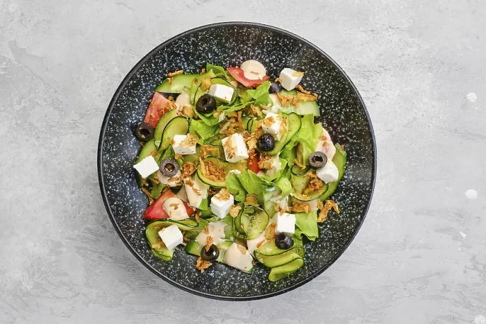 Impresión enmarcada : Vista superior de ensalada con lechuga.