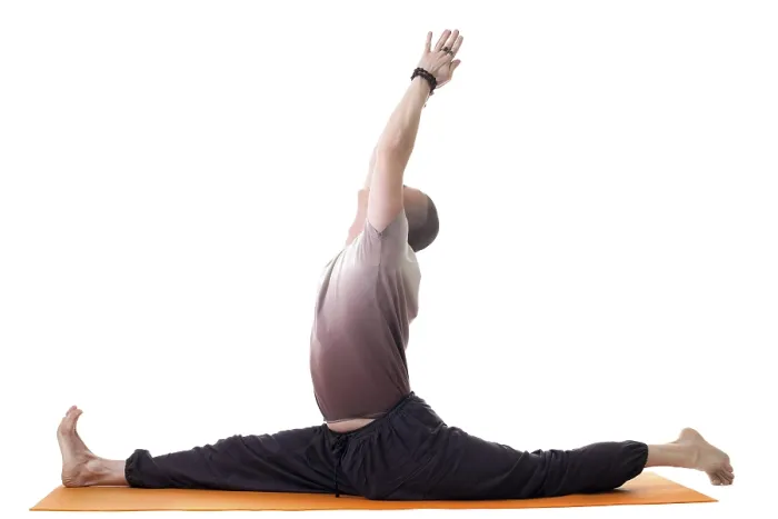 Impresión enmarcada : Vista lateral de instructor de yoga posando en split. Impresión enmarcada : Vista lateral de instructor de yoga posando en split.