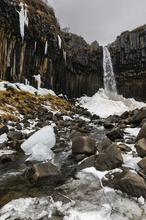 Impresión enmarcada : Cascada, arroyo, columnas de basalto.