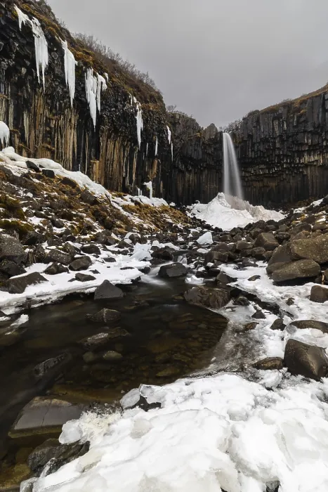 Impresión enmarcada : Cascada, arroyo, columnas de basalto.
