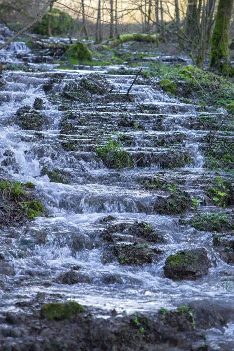 Impresión enmarcada : Cascada de un arroyo en primavera.