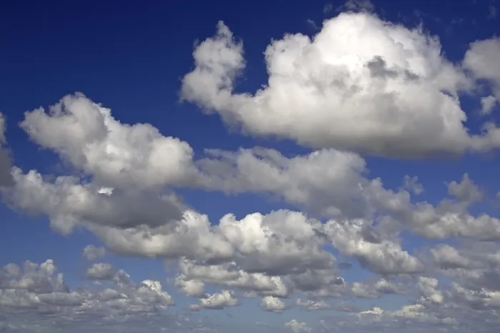 Impresión enmarcada : Nubes blancas en un cielo azul.