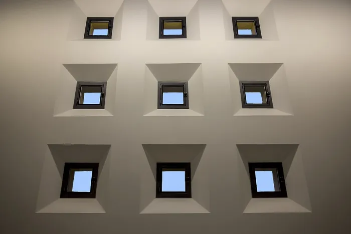 Impresión enmarcada : Ventanas en una pared.
