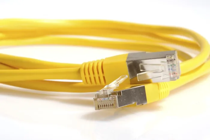 Impresión enmarcada : Cable de red amarillo. Impresión enmarcada : Cable de red amarillo.