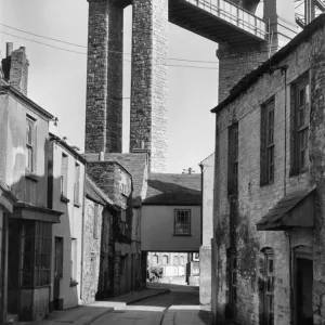 Straßenbild mit der KöniginAlbertbrücke in Saltash im Vereinigten Königreich Großbritannien Straßenbild mit der KöniginAlbertbrücke in Saltash im Vereinigten Königreich Großbritannien