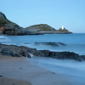 Farol de Mumblos y Bahía del Cuerano Península de Gower Condado de Swansea País de Galles Reino Unido Europa