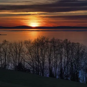 Dramatischer Sonnenuntergang am See, Bregenz.