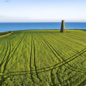 Atardecer sobre The DAYMARK y campos desde un dron.