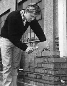 Great Western Railway Apprentices Imprime: Apprentice bricklayer at Swindon's Pre-Apprentice Training School, 1963