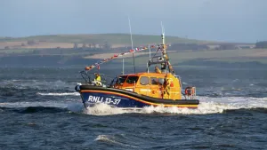 Buque de clase Shannon de vanguardia llegando a Invergordon el 1º de noviembre de 2020.