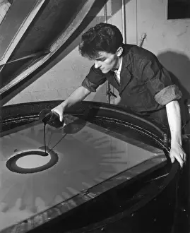 Heinz Zinram Photography Imprime: Applying ink to a screen