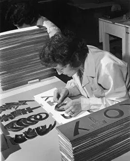 Female Factory Worker Imprime: Assembling a Sign