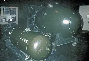 Impresiones de Bombardeos atómicos del tipo lanzados sobre Hiroshima y Nagasaki. Little Boy la bomba de uranio lanzada sobre Hiroshima y Fat Man la bomba de plutonio lanzada sobre Nagasaki. Fecha: circa 1945 El Álamo Imprime: Bombas Atómicas