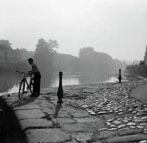 Worcestershire Imprime: Niño y Bicicleta junto al río Severn