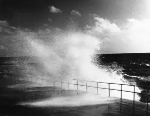 British Coastline Scenery Imprime: Breaking Waves
