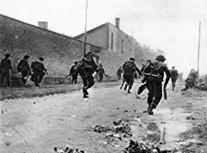 World War 2 Invasion Imprime: British Commandos Advancing in Normandy; Second World War, 1