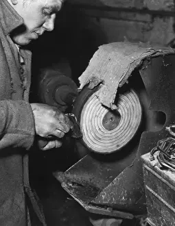 Industrial Worker Imprime: Buffing Handbag Frames