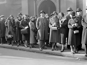 Vintage Transport History Imprime: A Bus Queue 1920S