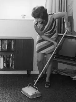 Impresiones de Una joven casada que utiliza un aspirador de alfombras Barredora Imprime: Aspiradora de alfombra