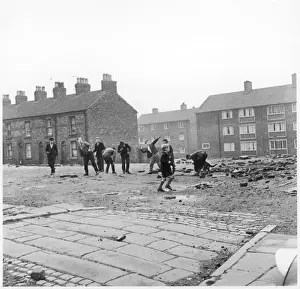 Liverpool Street Scenes Imprime: Children Throw Bricks