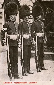 Traditional Military Uniforms Imprime: Three Coldstream Guardsmen - London