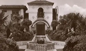Kensington High Street History Imprime: A corner of the Spanish gardens at Derry and Toms, c. 1940s