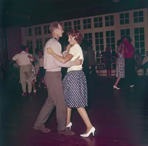 Young People Dancing Imprime: Dancing Couples
