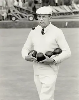 Impresiones de David Bryant, CBE, leyenda del bolso; un hombre de Somerset que pescaba trucha y fumaba pipa quien se considera el jugador más grande en la historia del deporte Somerset Imprime: David Bryant con Pipa