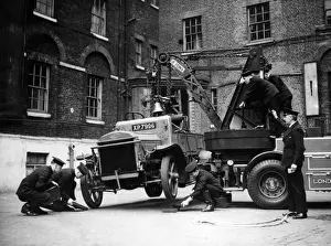 London Fire Brigade Equipment Imprime: Dennis breakdown lorry, demonstrating wrong method