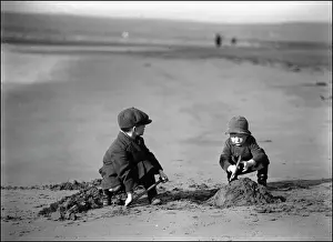 Children Playing On Beach Imprime: A Devon beach scene